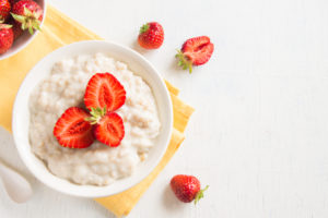 bowl de avena con fresas