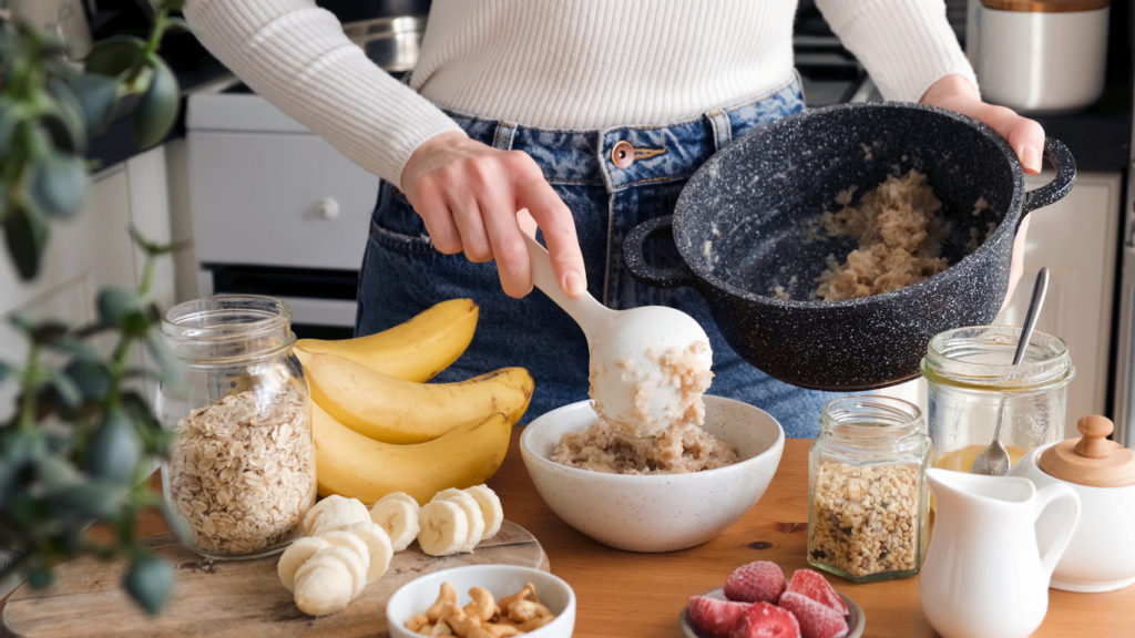 preparando bowl de avena